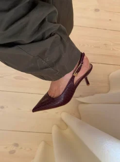 Karline slingback mules med krokodilleprint - Mørkerød
