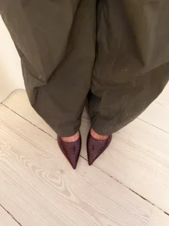 Karline slingback mules med krokodilleprint - Mørkerød