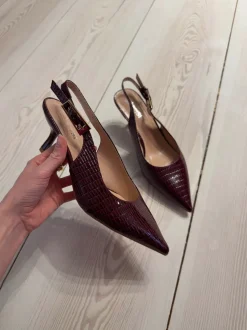 Karline slingback mules med krokodilleprint - Mørkerød