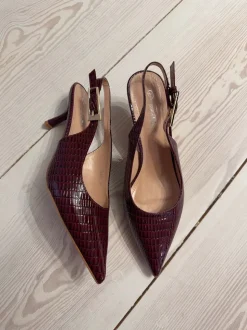 Karline slingback mules med krokodilleprint - Mørkerød