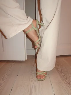 Katianna hæle med spændedetaljer - Pastelgrøn