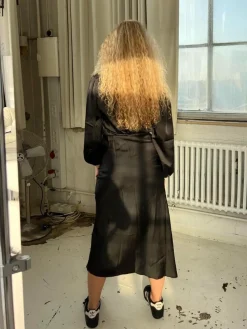 Katja satinkjole - Sort