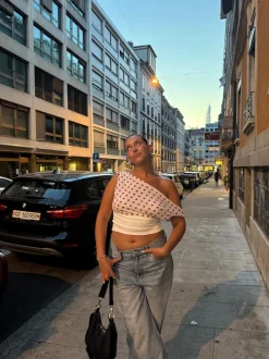 Kimmie top med polkaprikker - Hvid/rød