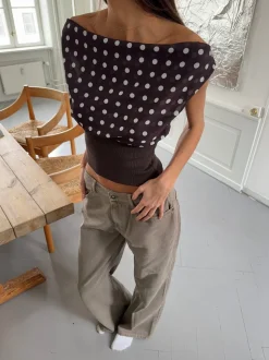 Kimmie top med polkaprikker - Brun/hvid