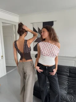 Kimmie top med polkaprikker - Brun/hvid