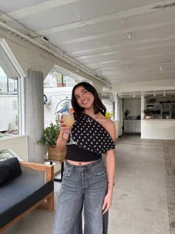 Kimmie top med polkaprikker - Sort/hvid