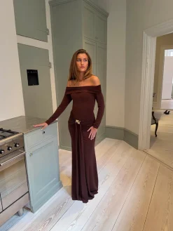 Lea langærmet kjole med gulddetalje - Brun