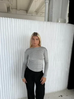 Leah bluse med åben ryg - Lysegrå