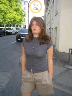 Leonie top med knapper - Grå