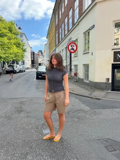Leonie top med knapper - Grå
