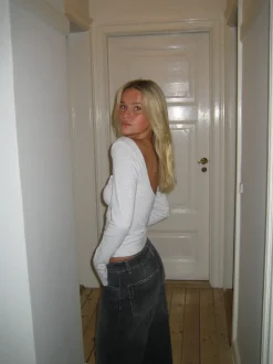 Lila bluse med åben ryg - Grå