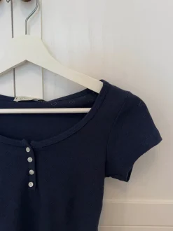 Lilian t-shirt med knapper - Navy