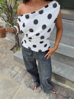 Lily top med polkaprikker - Hvid/sort
