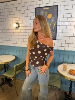 Lily top med polkaprikker - Brun/gul