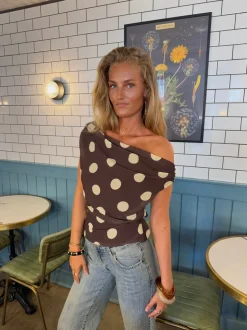 Lily top med polkaprikker - Brun/gul