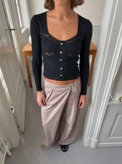 Liucina blondebluse med knapper - Sort