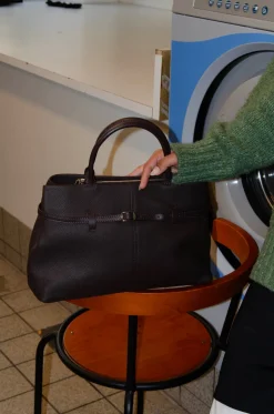 Lou stor håndtaske med bindedetalje - Brun