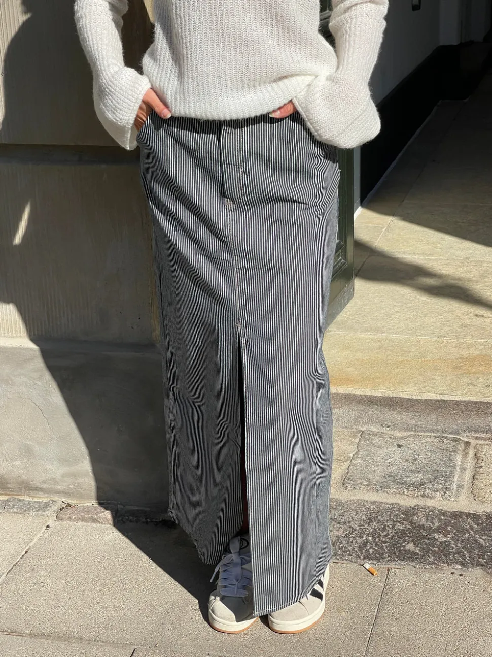 Mandalina denimnederdel med striber- Navy/hvid
