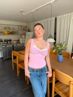 Mandaline tanktop med blondedetalje - Pink