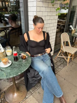 Mandaline tanktop med blondedetalje - Sort