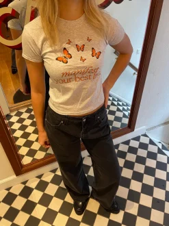 Manifest your best life baby tee - Grå