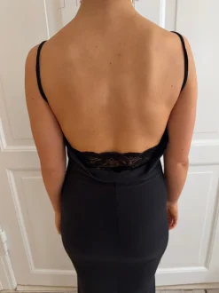 Marajana kjole med dyb blonde ryg - Sort