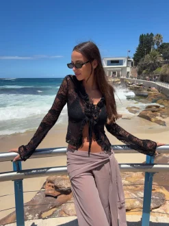 Margot bluse med flæser - Sort