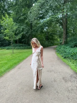 Marielle kjole med blomster - Beige