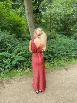 Marielle kjole med blomster - Sort/rød