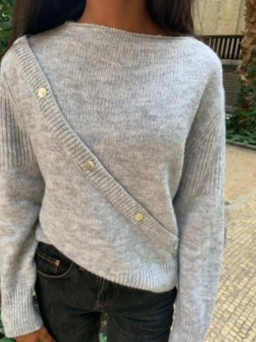 Matilde W striktrøje med knapper - grå