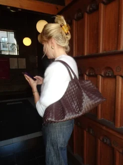 Milu skuldertaske i flet - Brun