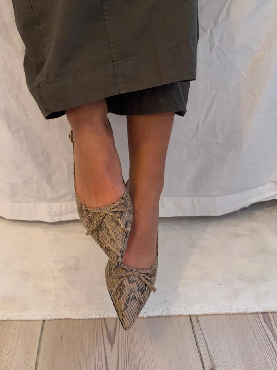 Mojsa mules med slangskind - Beige