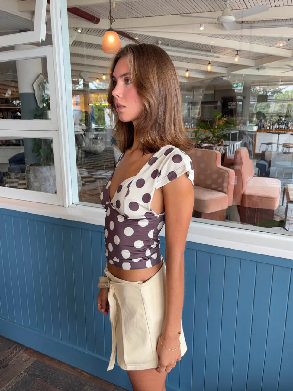 Nickeline v-neck top med polkaprikker - Brun/off white