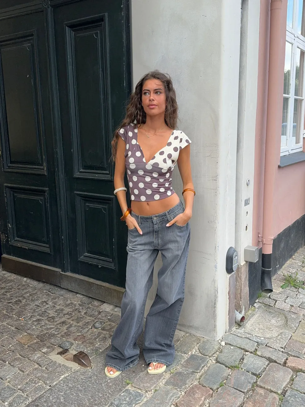 Nickeline v-neck top med polkaprikker - Brun/off white