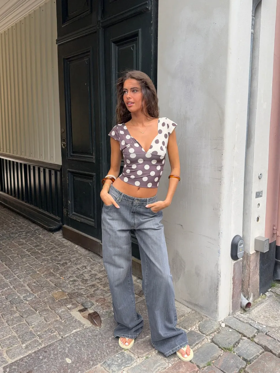 Nickeline v-neck top med polkaprikker - Brun/off white