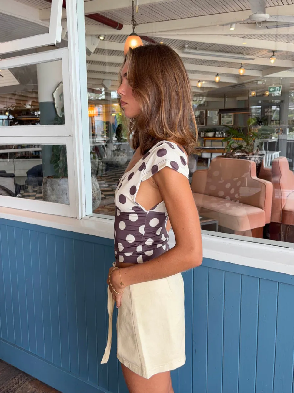 Nickeline v-neck top med polkaprikker - Brun/off white