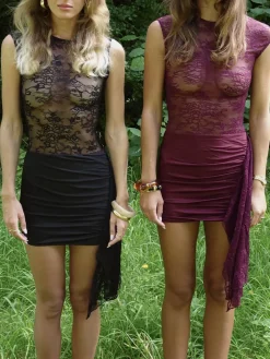 Olga minikjole med blonder - Vinrød