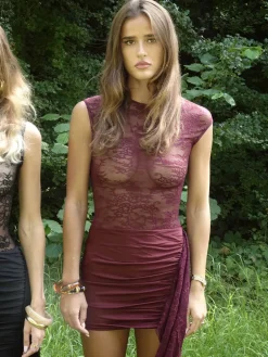 Olga minikjole med blonder - Vinrød