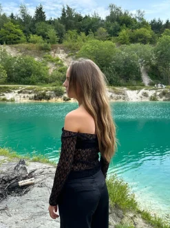 Pixi off shoulder bluse i blonder - Sort