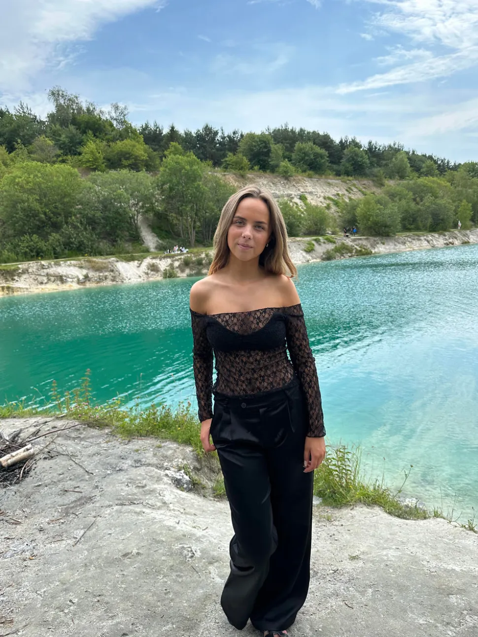 Pixi off shoulder bluse i blonder - Sort