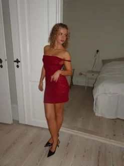 Rhina blondekjole med off shoulder - Vinrød