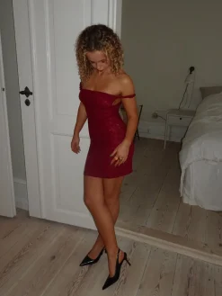 Rhina blondekjole med off shoulder - Vinrød