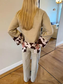 Scandivv denimjakke med koprint - Beige/brun/hvid