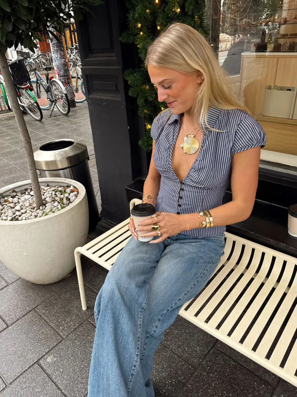 Scandivv stribet skjorte med cut out - Grå/hvid