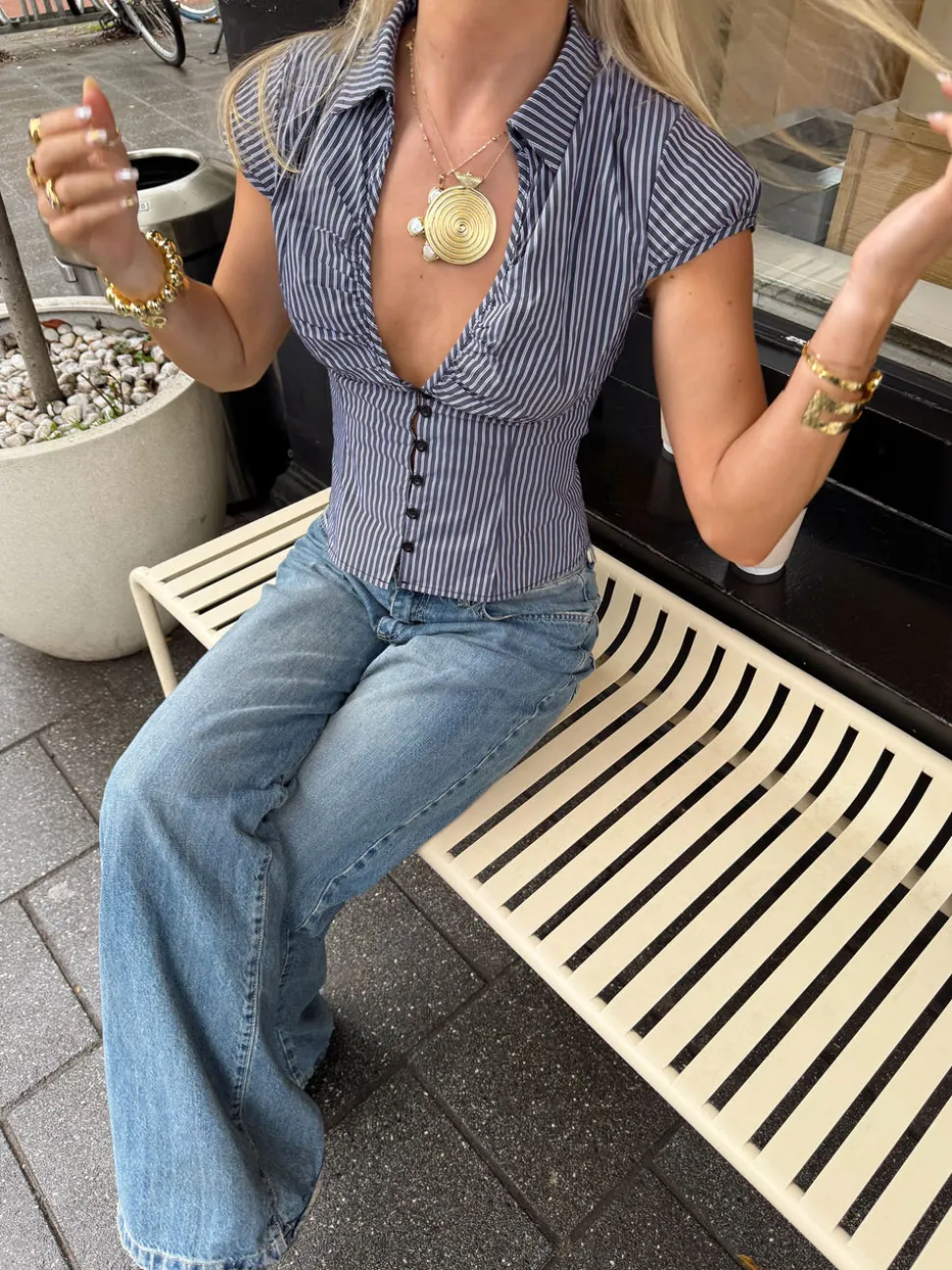 Scandivv stribet skjorte med cut out - Grå/hvid