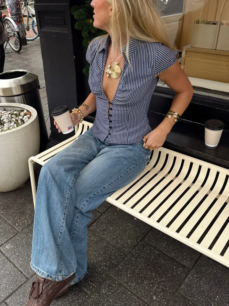 Scandivv stribet skjorte med cut out - Grå/hvid