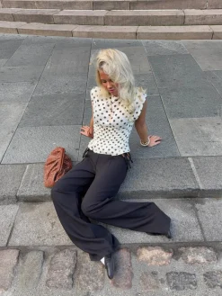 Seline top med polkaprikker - Hvid/brun