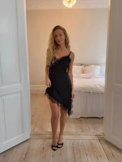 Sheyla asymmetrisk satin kjole med blonder - Sort