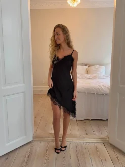 Sheyla asymmetrisk satin kjole med blonder - Sort
