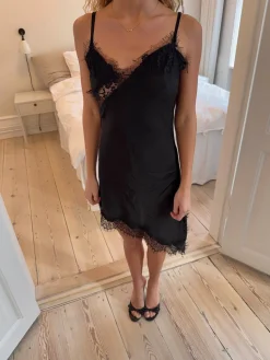 Sheyla asymmetrisk satin kjole med blonder - Sort